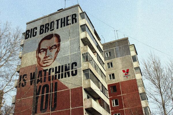 Retrato do Big Brother, do romance de George Orwell 1984 no muro de um dos edifícios soviéticos - Sputnik Brasil