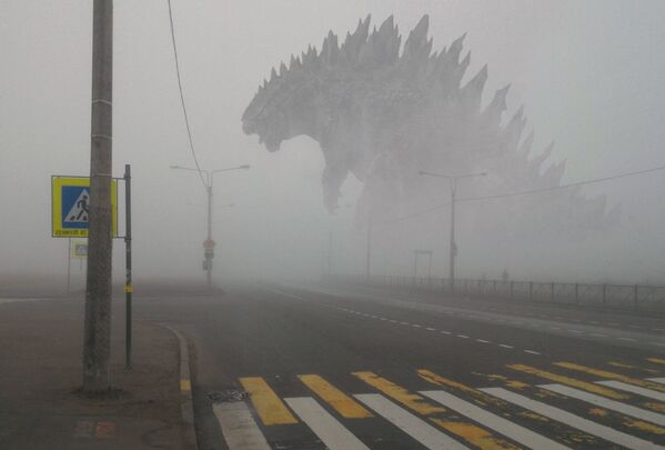 Monstro fictício de Godzilla anda pelas ruas de uma cidade na Rússia - Sputnik Brasil