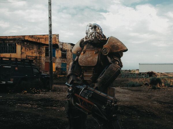 Protagonista vestido com equipamentos de proteção do jogo Fallout 4 - Sputnik Brasil