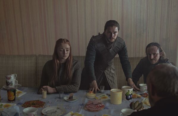 Jon Snow, Sansa e Dolorous Edd, protagonistas do Game of Thrones, desfrutam de um almoço típico da época soviética - Sputnik Brasil