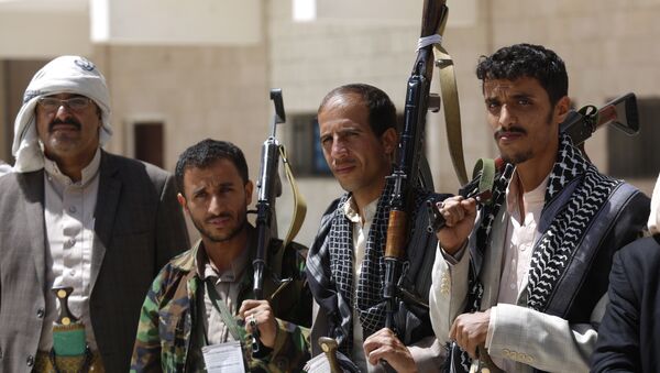 Rebeldes Houthis armados no Iêmen - Sputnik Brasil