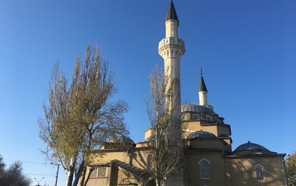 Uma mesquita no centro da cidade de Eupatória, na Crimeia - Sputnik Brasil